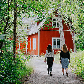 Kaunissaari path and cottage