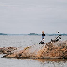 Shores of Kaunissaari and people walking