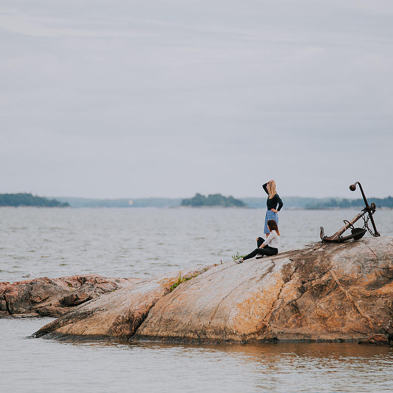 Shores of Kaunissaari and people walking