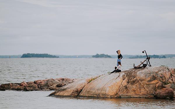 Shores of Kaunissaari and people walking