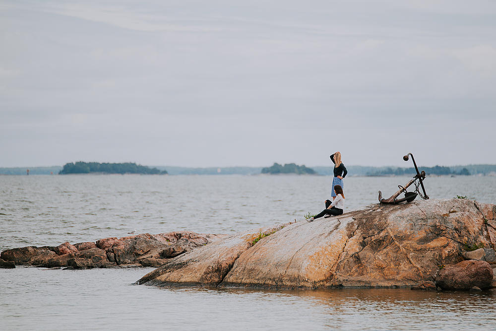 Shores of Kaunissaari and people walking