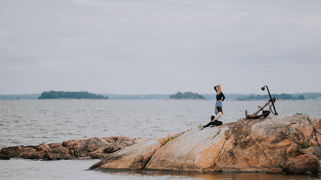Shores of Kaunissaari and people walking