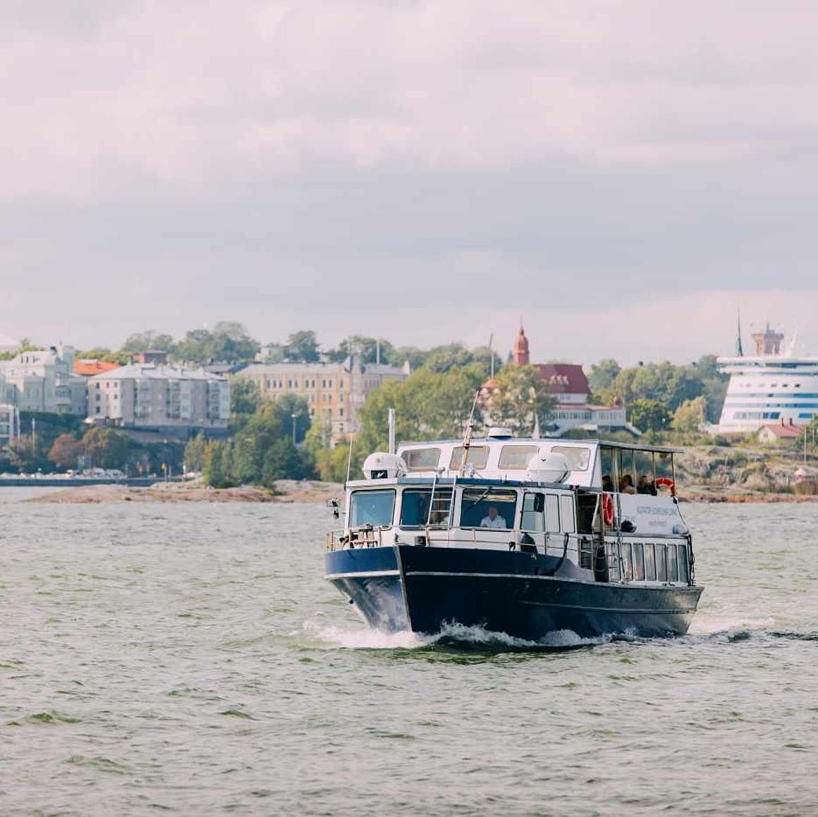  Ferry in front of Helsinki passing the islands