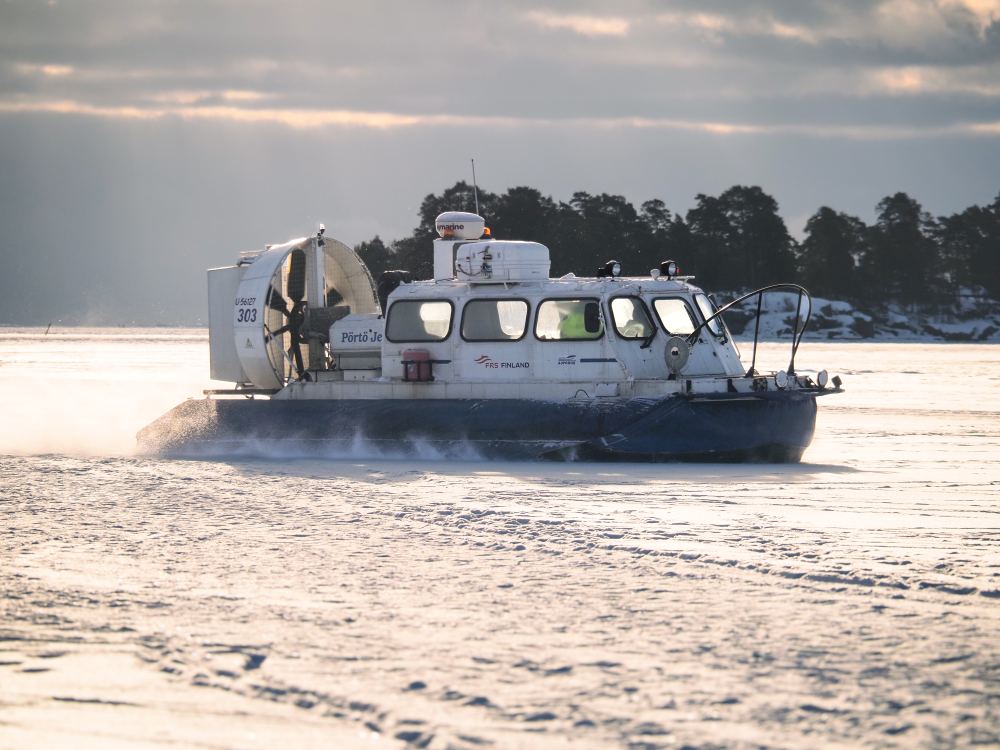 Ilmatyynyalus jäätyneellä Itämerellä saaristossa.